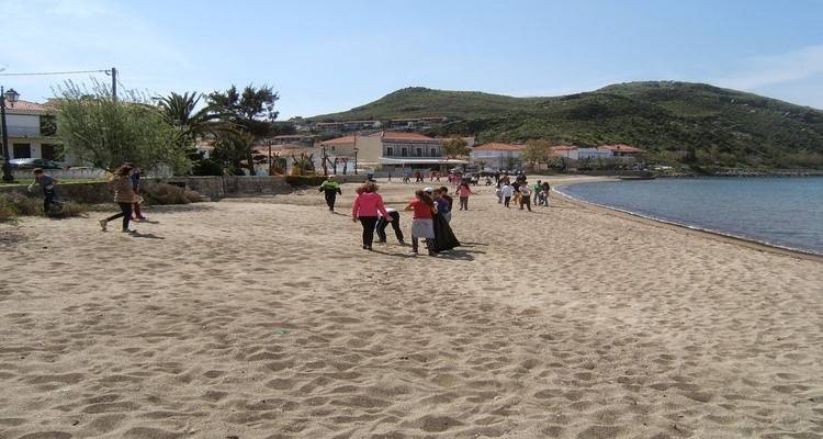 Μαθητές του 2ου Δημοτικού Σχολείου Μύρινας καθάρισαν την παραλία της Νέας Μαδύτου (photos)