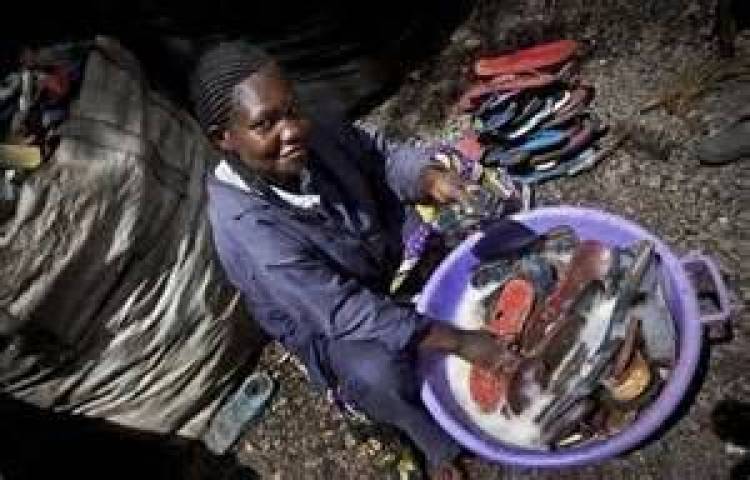 Ελληνίδα μοίρασε 15.000 ζευγάρια παπούτσια σε φτωχά παιδιά