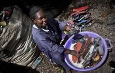 Ελληνίδα μοίρασε 15.000 ζευγάρια παπούτσια σε φτωχά παιδιά