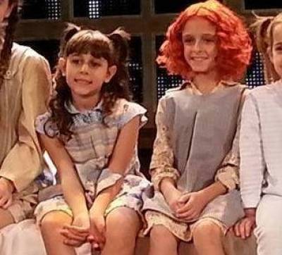 Δύο μικρές ηθοποιοί από τη Λήμνο κλέβουν τις εντυπώσεις στο δημοφιλές μιούζικαλ Annie (photos)