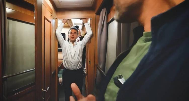 Ο Μακρόν πόσταρε παρασκήνια από το ταξίδι με τρένο στο Κίεβο -«Γεια σου Ντόναλντ, να σε καλέσω σε λίγο με τον Ζελένσκι;»