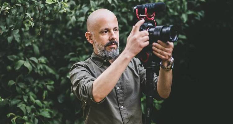 Ο Γιώργος Κωμάκης για το «Lxs Cinema Project»: Θα ταξιδέψουμε μαζί στα μονοπάτια του κινηματογράφου (audio)