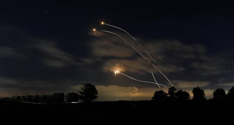 &Omicron;&xi;ύ&nu;&epsilon;&tau;&alpha;&iota; &eta; έ&nu;&tau;&alpha;&sigma;&eta; &sigma;&tau;&eta; &Mu;έ&sigma;&eta; &Alpha;&nu;&alpha;&tau;&omicron;&lambda;ή -&Tau;&omicron; &Iota;&sigma;&rho;&alpha;ή&lambda; έ&pi;&lambda;&eta;&xi;&epsilon; &pi;&epsilon;&rho;&iota;&omicron;&chi;έ&sigmaf; &sigma;&tau;&eta; &Sigma;&upsilon;&rho;ί&alpha;, &nu;&epsilon;&kappa;&rho;ό&sigmaf; &Pi;&alpha;&lambda;&alpha;&iota;&sigma;&tau;ί&nu;&iota;&omicron;&sigmaf; &sigma;&tau;&eta; &Delta;&upsilon;&tau;&iota;&kappa;ή Ό&chi;&theta;&eta;