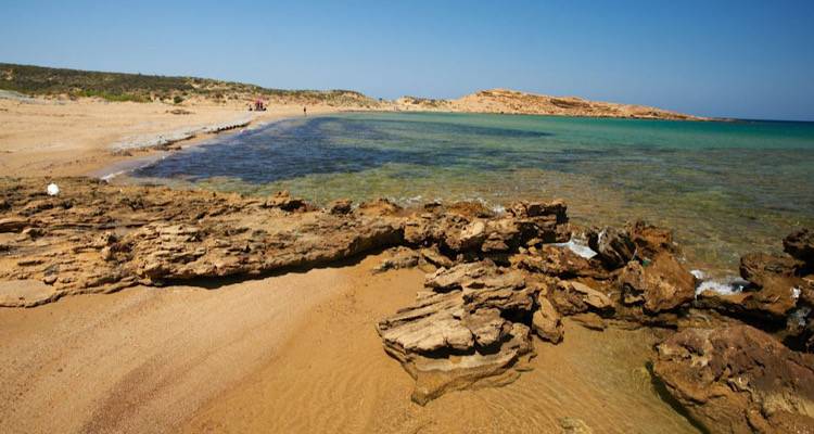 Μπορούν οι πέτρες και τα βράχια να είναι αξιοθέατα; Και βέβαια μπορούν, όταν πρόκειται για το Φαρακλό της Λήμνου