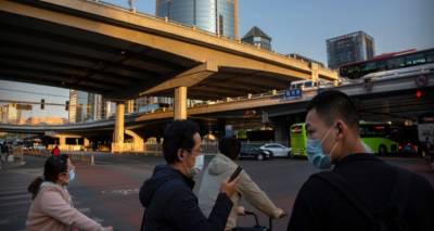 &Kappa;&omicron;&rho;&omega;&nu;&omicron;ϊό&sigmaf;: &Delta;&epsilon;ύ&tau;&epsilon;&rho;&omicron; &kappa;ύ&mu;&alpha; &tau;&eta;&sigmaf; &pi;&alpha;&nu;&delta;&eta;&mu;ί&alpha;&sigmaf; &sigma;&tau;&eta;&nu; &Kappa;ί&nu;&alpha;; Έ&kappa;&lambda;&epsilon;&iota;&sigma;&alpha;&nu; &gamma;&upsilon;&mu;&nu;&alpha;&sigma;&tau;ή&rho;&iota;&alpha; &kappa;&alpha;&iota; &pi;&iota;&sigma;ί&nu;&epsilon;&sigmaf; &sigma;&tau;&omicron; &Pi;&epsilon;&kappa;ί&nu;&omicron;, &sigma;&epsilon; &kappa;&alpha;&rho;&alpha;&nu;&tau;ί&nu;&alpha; &pi;ό&lambda;&eta; 10 &epsilon;&kappa;&alpha;&tau;. &kappa;&alpha;&tau;&omicron;ί&kappa;&omega;&nu;