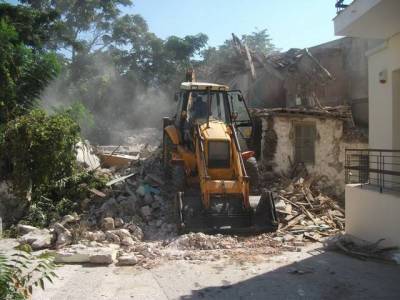 Κατεδάφισαν κτίριο στη Μύρινα που είχε «χτυπηθεί» από το σεισμό (photos)