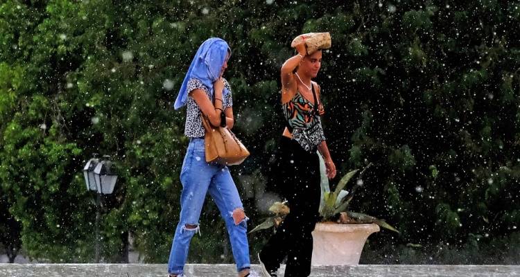 &Alpha;&lambda;&lambda;ά&zeta;&epsilon;&iota; &tau;&omicron; &sigma;&kappa;&eta;&nu;&iota;&kappa;ό &tau;&omicron;&upsilon; &kappa;&alpha;&iota;&rho;&omicron;ύ, &mu;&epsilon; &beta;&rho;&omicron;&chi;έ&sigmaf; &kappa;&alpha;&iota; &kappa;&alpha;&tau;&alpha;&iota;&gamma;ί&delta;&epsilon;&sigmaf; -Έ&nu;&tau;&omicron;&nu;&alpha; &phi;&alpha;&iota;&nu;ό&mu;&epsilon;&nu;&alpha; &chi;&theta;&epsilon;&sigmaf; &sigma;&epsilon; &Pi;&iota;&epsilon;&rho;ί&alpha;, &Kappa;&omicron;&zeta;ά&nu;&eta;, &Iota;&omega;ά&nu;&nu;&iota;&nu;&alpha;
