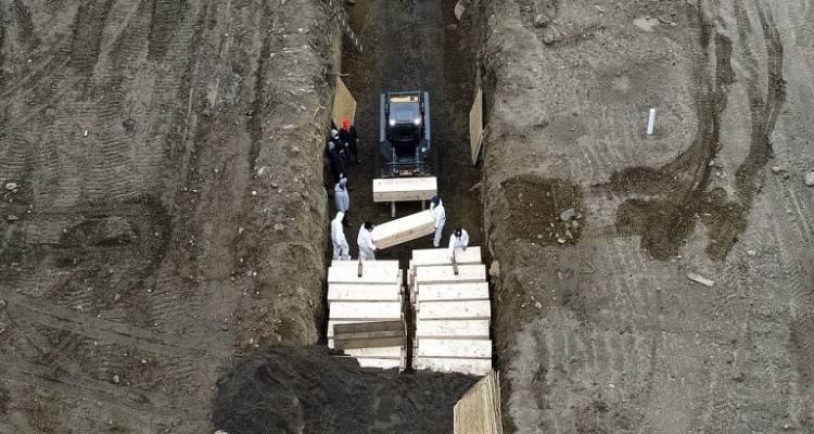 Κορωνοϊός: Πάνω από 95.000 νεκροί παγκοσμίως | Εικόνες σοκ στις ΗΠΑ με ομαδικό τάφο