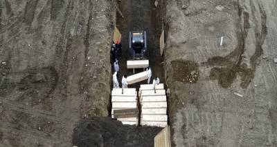 Κορωνοϊός: Πάνω από 95.000 νεκροί παγκοσμίως | Εικόνες σοκ στις ΗΠΑ με ομαδικό τάφο