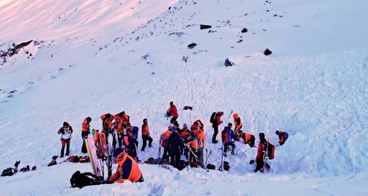 &Tau;&rho;&alpha;&gamma;&omega;&delta;ί&alpha; &sigma;&tau;&iota;&sigmaf; Ά&lambda;&pi;&epsilon;&iota;&sigmaf;: &Omicron;&kappa;&tau;ώ &nu;&epsilon;&kappa;&rho;&omicron;ί &alpha;&pi;ό &chi;&iota;&omicron;&nu;&omicron;&sigma;&tau;&iota;&beta;ά&delta;&epsilon;&sigmaf; &mu;έ&sigma;&alpha; &sigma;&epsilon; &sigma;&tau;&eta;&nu; ί&delta;&iota;&alpha; &eta;&mu;έ&rho;&alpha;