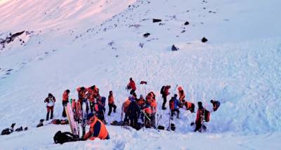 &Tau;&rho;&alpha;&gamma;&omega;&delta;ί&alpha; &sigma;&tau;&iota;&sigmaf; Ά&lambda;&pi;&epsilon;&iota;&sigmaf;: &Omicron;&kappa;&tau;ώ &nu;&epsilon;&kappa;&rho;&omicron;ί &alpha;&pi;ό &chi;&iota;&omicron;&nu;&omicron;&sigma;&tau;&iota;&beta;ά&delta;&epsilon;&sigmaf; &mu;έ&sigma;&alpha; &sigma;&epsilon; &sigma;&tau;&eta;&nu; ί&delta;&iota;&alpha; &eta;&mu;έ&rho;&alpha;