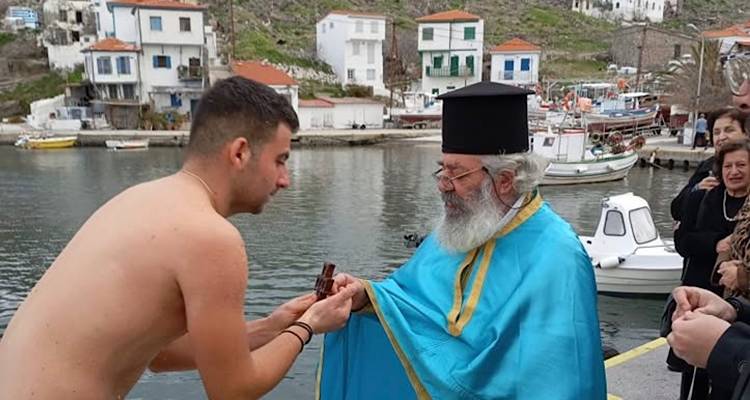 &Theta;&epsilon;&omicron;&phi;ά&nu;&epsilon;&iota;&alpha; &sigma;&tau;&omicron;&nu; Ά&gamma;&iota;&omicron; &Epsilon;&upsilon;&sigma;&tau;&rho;ά&tau;&iota;&omicron;: &Zeta;&omega;&nu;&tau;&alpha;&nu;ά &alpha;&pi;ό &tau;&eta;&nu; ERTnews &omicron; &Kappa;&alpha;&theta;&alpha;&gamma;&iota;&alpha;&sigma;&mu;ό&sigmaf; &tau;&omega;&nu; &Upsilon;&delta;ά&tau;&omega;&nu; &kappa;&alpha;&iota; &eta; &rho;ί&psi;&eta; &tau;&omicron;&upsilon; &Tau;&iota;&mu;ί&omicron;&upsilon; &Sigma;&tau;&alpha;&upsilon;&rho;&omicron;ύ