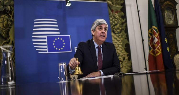 Eurogroup: &Omicron;&lambda;&omicron;&nu;ύ&chi;&tau;&iota;&omicron; &theta;&rho;ί&lambda;&epsilon;&rho; &gamma;&iota;&alpha; &tau;&alpha; &chi;&rho;ή&mu;&alpha;&tau;&alpha; &gamma;&iota;&alpha; &tau;&eta;&nu; &alpha;&nu;&tau;&iota;&mu;&epsilon;&tau;ώ&pi;&iota;&sigma;&eta; &tau;&omicron;&upsilon; &kappa;&omicron;&rho;&omega;&nu;&omicron;ϊ&omicron;ύ | &Sigma;&tau;&iota;&sigmaf; 11 &eta; &sigma;&upsilon;&nu;έ&nu;&tau;&epsilon;&upsilon;&xi;&eta;