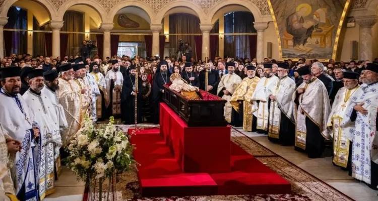 &Sigma;ή&mu;&epsilon;&rho;&alpha; &eta; &kappa;&eta;&delta;&epsilon;ί&alpha; &tau;&omicron;&upsilon; &Alpha;&rho;&chi;&iota;&epsilon;&pi;&iota;&sigma;&kappa;ό&pi;&omicron;&upsilon; &Alpha;&nu;&alpha;&sigma;&tau;ά&sigma;&iota;&omicron;&upsilon; - &Epsilon;&pi;&iota;&kappa;ή&delta;&epsilon;&iota;&omicron;&iota; &alpha;&pi;ό &Mu;&eta;&tau;&sigma;&omicron;&tau;ά&kappa;&eta;, &Rho;ά&mu;&alpha; &kappa;&alpha;&iota; &Pi;&alpha;&tau;&rho;&iota;ά&rho;&chi;&eta; &Beta;&alpha;&rho;&theta;&omicron;&lambda;&omicron;&mu;&alpha;ί&omicron;