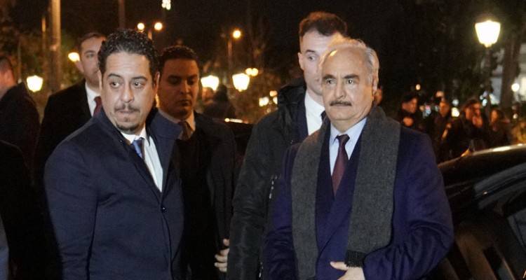 Στην Αθήνα ο Χάφταρ, μια επίσκεψη με πολλαπλά μηνύματα: Σήμερα η συνάντηση με Μητσοτάκη