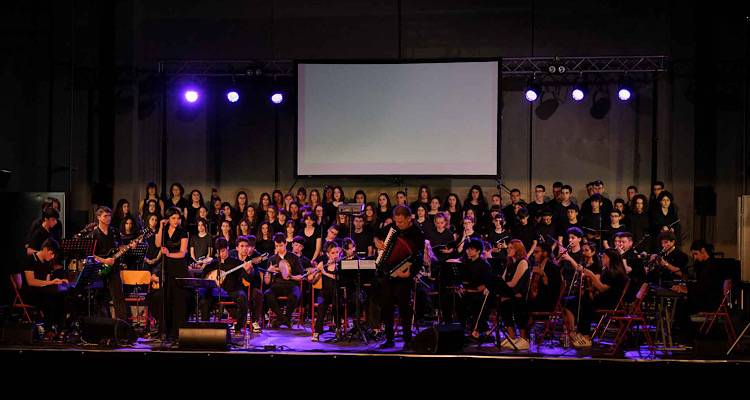 Ο Σαββόπουλος και τα παιδιά μιας πληγωμένης πόλης