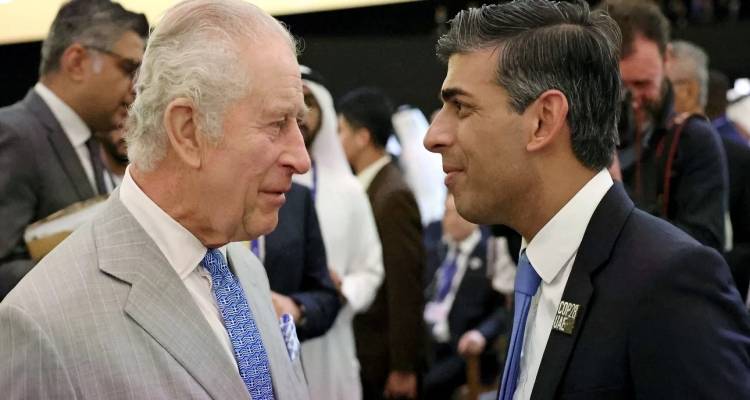 &Omicron; &Kappa;ά&rho;&omicron;&lambda;&omicron;&sigmaf; &epsilon;&mu;&phi;&alpha;&nu;ί&sigma;&tau;&eta;&kappa;&epsilon; &mu;&pi;&rho;&omicron;&sigma;&tau;ά &sigma;&tau;&omicron;&nu; &Sigma;&omicron;ύ&nu;&alpha;&kappa; &phi;&omicron;&rho;ώ&nu;&tau;&alpha;&sigmaf; &gamma;&rho;&alpha;&beta;ά&tau;&alpha; &mu;&epsilon; &epsilon;&lambda;&lambda;&eta;&nu;&iota;&kappa;ή &sigma;&eta;&mu;&alpha;ί&alpha;