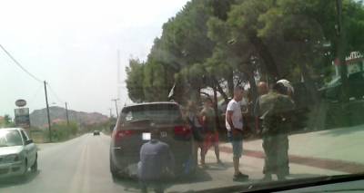 Δίκυκλο «καρφώθηκε» κάτω από τζιπ στη είσοδο της Μύρινας (photos)