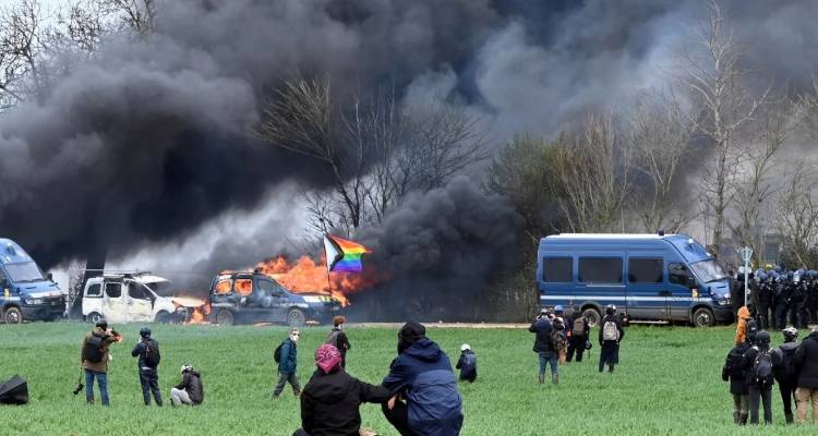 &Gamma;&alpha;&lambda;&lambda;ί&alpha;: &Nu;έ&omicron; &xi;έ&sigma;&pi;&alpha;&sigma;&mu;&alpha; &beta;ί&alpha;&sigmaf; &mu;&epsilon; &delta;&epsilon;&kappa;ά&delta;&epsilon;&sigmaf; &tau;&rho;&alpha;&upsilon;&mu;&alpha;&tau;ί&epsilon;&sigmaf;, &tau;&rho;&epsilon;&iota;&sigmaf; &sigma;&omicron;&beta;&alpha;&rho;ά- &Sigma;&upsilon;&gamma;&kappa;&lambda;&omicron;&nu;&iota;&sigma;&tau;&iota;&kappa;ά &beta;ί&nu;&tau;&epsilon;&omicron;