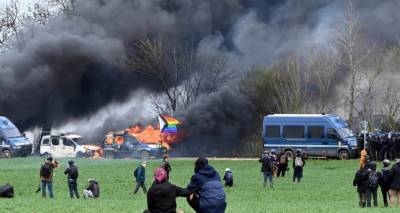 &Gamma;&alpha;&lambda;&lambda;ί&alpha;: &Nu;έ&omicron; &xi;έ&sigma;&pi;&alpha;&sigma;&mu;&alpha; &beta;ί&alpha;&sigmaf; &mu;&epsilon; &delta;&epsilon;&kappa;ά&delta;&epsilon;&sigmaf; &tau;&rho;&alpha;&upsilon;&mu;&alpha;&tau;ί&epsilon;&sigmaf;, &tau;&rho;&epsilon;&iota;&sigmaf; &sigma;&omicron;&beta;&alpha;&rho;ά- &Sigma;&upsilon;&gamma;&kappa;&lambda;&omicron;&nu;&iota;&sigma;&tau;&iota;&kappa;ά &beta;ί&nu;&tau;&epsilon;&omicron;