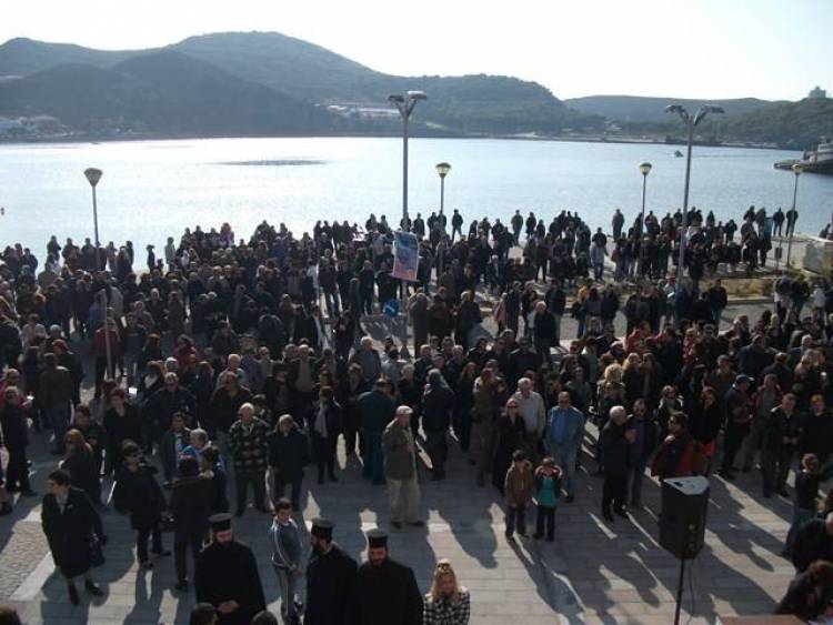 Τα παιδιά τραγούδησαν για τη Λήμνο. Οι γονείς τους συνεχίζουν τον αγώνα | Απόλυτα επιτυχημένη και η σημερινή κινητοποίηση