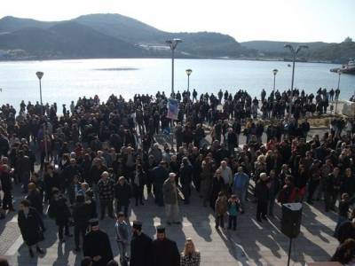 Τα παιδιά τραγούδησαν για τη Λήμνο. Οι γονείς τους συνεχίζουν τον αγώνα | Απόλυτα επιτυχημένη και η σημερινή κινητοποίηση
