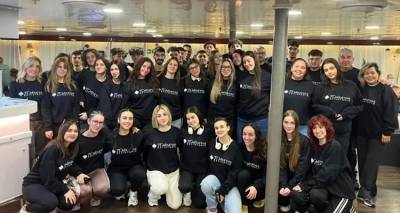 Η Γ’ του ΓΕΛ Μύρινας συνεχίζει την ευρωπαϊκή της εκδρομή | Τα μπλουζάκια στο στήθος γράφουν «Πλάτανος»