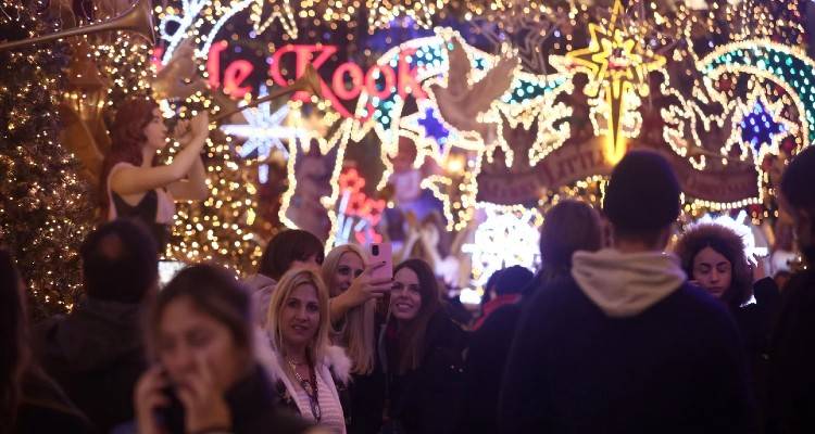 Χριστουγεννιάτικος «μποναμάς» έως 900 ευρώ για τα ευάλωτα νοικοκυριά | Πώς υπολογίζεται, ποιοι θα το λάβουν