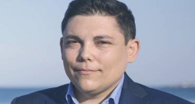 &Mu;ή&nu;&upsilon;&mu;&alpha; &Mu;&pi;&omicron;&upsilon;&rho;&nu;&omicron;ύ &gamma;&iota;&alpha; &tau;&eta;&nu; 25&eta; &Mu;&alpha;&rho;&tau;ί&omicron;&upsilon;: &laquo;&Epsilon;&pi;ί&kappa;&alpha;&iota;&rho;&omicron;&iota; &omicron;&iota; &pi;ό&theta;&omicron;&iota; &tau;&omicron;&upsilon; &lambda;&alpha;&omicron;ύ &mu;&alpha;&sigmaf; &gamma;&iota;&alpha; &mu;&iota;&alpha; &epsilon;&lambda;&epsilon;ύ&theta;&epsilon;&rho;&eta; &kappa;&alpha;&iota; &alpha;&xi;&iota;&omicron;&pi;&rho;&epsilon;&pi;ή &zeta;&omega;ή&raquo;