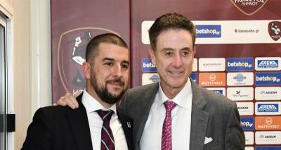 &Omicron; &Rho;&iota;&kappa; &Pi;&iota;&tau;ί&nu;&omicron;, &mu;&epsilon; &tau;&omicron;&nu; &sigma;&upsilon;&nu;&epsilon;&rho;&gamma;ά&tau;&eta; &tau;&omicron;&upsilon; &Sigma;&omega;&tau;ή&rho;&eta; &Mu;&alpha;&nu;&omega;&lambda;ό&pi;&omicron;&upsilon;&lambda;&omicron;&upsilon;, &Theta;&alpha;&nu;ά&sigma;&eta; &Mu;&omicron;&lambda;&upsilon;&beta;&delta;ά