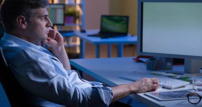 Πολλή δουλειά και λίγος ύπνος βλάπτουν την υγεία των μεσηλίκων