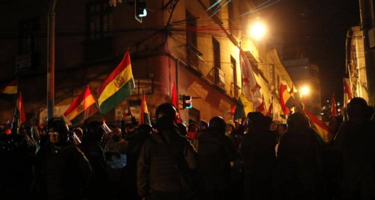 Χάος στη Βολιβία μετά την παραίτηση Μοράλες | Πυρπολήθηκαν λεωφορεία, λεηλατήθηκε σπίτι πρώην υπουργού