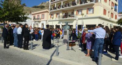 &Epsilon;&pi;&iota;&mu;&nu;&eta;&mu;ό&sigma;&upsilon;&nu;&eta; &delta;έ&eta;&sigma;&eta; &kappa;&alpha;&iota; &kappa;&alpha;&tau;ά&theta;&epsilon;&sigma;&eta; &sigma;&tau;&epsilon;&phi;ά&nu;&omega;&nu; &sigma;&tau;&eta;&nu; &pi;&rho;&omicron;&tau;&omicron;&mu;ή &tau;&omicron;&upsilon; &alpha;&pi;&epsilon;&lambda;&epsilon;&upsilon;&theta;&epsilon;&rho;&omega;&tau;ή &tau;&eta;&sigmaf; &Lambda;ή&mu;&nu;&omicron;&upsilon; &Pi;&alpha;ύ&lambda;&omicron;&upsilon; &Kappa;&omicron;&upsilon;&nu;&tau;&omicron;&upsilon;&rho;&iota;ώ&tau;&eta; (photos)