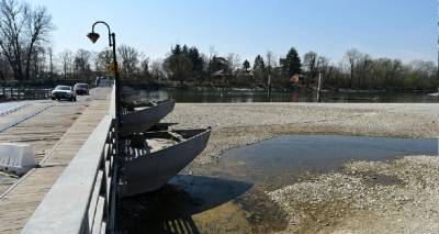 &Sigma;&upsilon;&nu;&alpha;&gamma;&epsilon;&rho;&mu;ό&sigmaf; &sigma;&tau;&eta;&nu; &Iota;&tau;&alpha;&lambda;ί&alpha;: &Alpha;&pi;&epsilon;&iota;&lambda;&epsilon;ί&tau;&alpha;&iota; &mu;&epsilon; &lambda;&epsilon;&iota;&psi;&upsilon;&delta;&rho;ί&alpha; &kappa;&alpha;&iota; &lambda;&alpha;&mu;&beta;ά&nu;&omicron;&upsilon;&nu; έ&kappa;&tau;&alpha;&kappa;&tau;&alpha; &mu;έ&tau;&rho;&alpha;