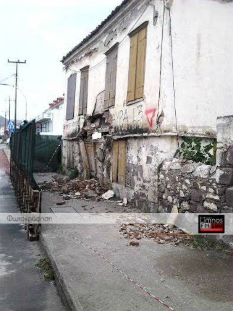 Προσοχή συστήνει ο Δήμος Λήμνου στα ετοιμόρροπα που όμως...έχουν αρχίσει να γκρεμίζονται (photos)