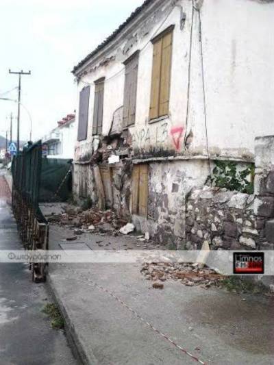 Προσοχή συστήνει ο Δήμος Λήμνου στα ετοιμόρροπα που όμως...έχουν αρχίσει να γκρεμίζονται (photos)