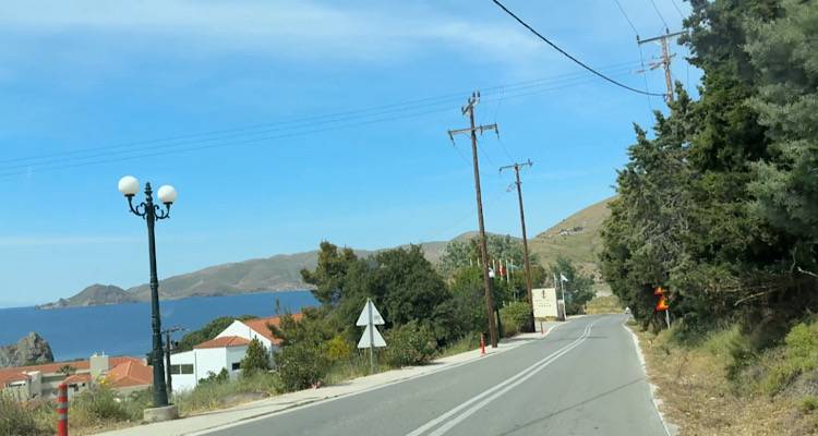 Ρηχά Νερά - Αυλώνας. Ένας δρόμος «συνύπαρξης» πεζών και αυτοκινήτων ώσπου να γίνει το μοιραίο (video)