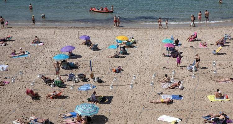 Βρετανία: Έτοιμη η κυβέρνηση Τζόνσον να “αποδεσμεύσει” τους πλήρως εμβολιασμένους ταξιδιώτες από τους κανονισμούς της καραντίνας