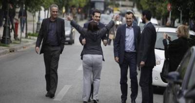 &Theta;&epsilon;&rho;&mu;ή &epsilon;&kappa;&delta;ή&lambda;&omega;&sigma;&eta; &theta;&alpha;&upsilon;&mu;&alpha;&sigma;&mu;&omicron;ύ &alpha;&pi;ό &gamma;&upsilon;&nu;&alpha;ί&kappa;&alpha; &sigma;&tau;&omicron;&nu; &Alpha;&lambda;έ&xi;&eta; &Tau;&sigma;ί&pi;&rho;&alpha; (photos)