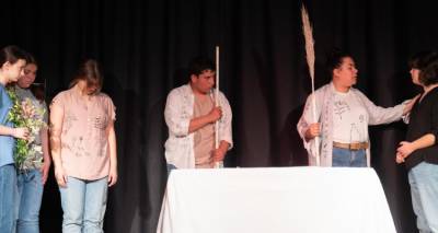 &Sigma;&pi;&omicron;&upsilon;&delta;&alpha;ί&alpha; &epsilon;&xi;έ&lambda;&iota;&xi;&eta;: &Omicron;&iota; &mu;&alpha;&theta;&eta;&tau;έ&sigmaf; &tau;&omicron;&upsilon; &Gamma;&upsilon;&mu;&nu;&alpha;&sigma;ί&omicron;&upsilon; &Lambda;&iota;&beta;&alpha;&delta;&omicron;&chi;&omega;&rho;ί&omicron;&upsilon; &laquo;&alpha;&nu;&epsilon;&beta;ά&zeta;&omicron;&upsilon;&nu;&raquo; &tau;&eta;&nu; &Epsilon;&lambda;έ&nu;&eta; &sigma;&tau;&omicron; &alpha;&rho;&chi;&alpha;ί&omicron; &theta;έ&alpha;&tau;&rho;&omicron; &tau;&eta;&sigmaf; &Eta;&phi;&alpha;&iota;&sigma;&tau;ί&alpha;&sigmaf;