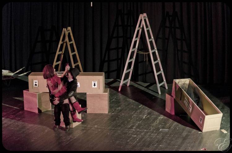 Αλλαγή μέρας και χώρου για την παράσταση «Κλέψε λιγότερο»