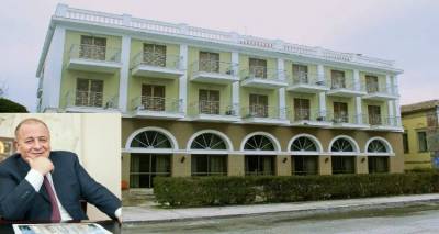 &Sigma;&tau;&omicron; &Pi;&alpha;&nu;&tau;&epsilon;&lambda;ή &Mu;&pi;&omicron;ύ&mu;&pi;&omicron;&upsilon;&rho;&alpha; &tau;&omicron; &Xi;&epsilon;&nu;&omicron;&delta;&omicron;&chi;&epsilon;ί&omicron; "&Kappa;ά&sigma;&tau;&rho;&omicron;"