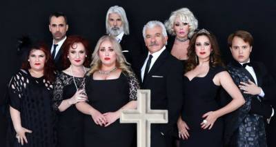 &laquo;&Mu;&pi;&alpha;&mu;&pi;ά &mu;&eta;&nu; &Xi;&alpha;&nu;&alpha;&pi;&epsilon;&theta;ά&nu;&epsilon;&iota;&sigmaf; &Pi;&alpha;&rho;&alpha;&sigma;&kappa;&epsilon;&upsilon;ή&hellip;&raquo;: &Eta; &epsilon;&pi;&iota;&tau;&upsilon;&chi;&eta;&mu;έ&nu;&eta; &mu;&alpha;ύ&rho;&eta; &kappa;&omega;&mu;&omega;&delta;ί&alpha; &tau;&alpha;&xi;&iota;&delta;&epsilon;ύ&epsilon;&iota; &sigma;&tau;&eta; &Lambda;ή&mu;&nu;&omicron;