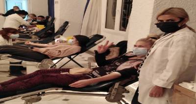 &Lambda;ή&mu;&nu;&omicron;&sigmaf;: &laquo;&Delta;ώ&sigma;&tau;&epsilon; &alpha;ί&mu;&alpha; &kappa;&alpha;&iota; &kappa;ά&nu;&tau;&epsilon; &tau;&omicron;&nu; &pi;&alpha;&lambda;&mu;ό &tau;&omicron;&upsilon; &kappa;ό&sigma;&mu;&omicron;&upsilon; &nu;&alpha; &chi;&tau;&upsilon;&pi;ά&epsilon;&iota;&raquo;