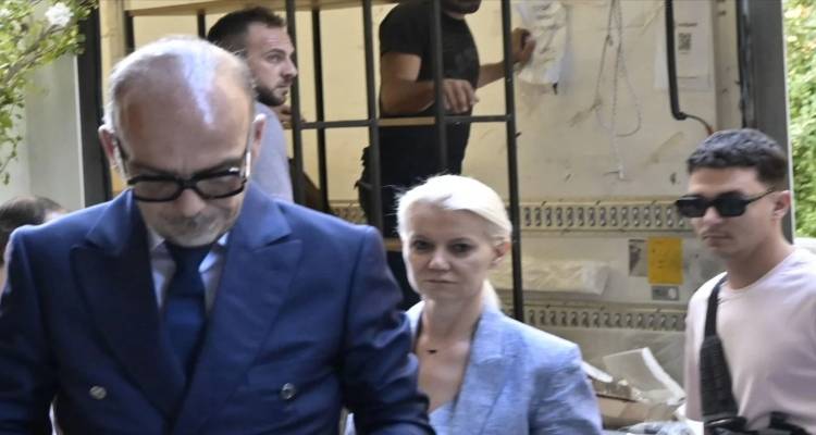 Έ&rho;&epsilon;&upsilon;&nu;&alpha; &alpha;&upsilon;&tau;ή &tau;&eta;&nu; ώ&rho;&alpha;, &pi;&alpha;&rho;&omicron;&upsilon;&sigma;ί&alpha; &epsilon;&iota;&sigma;&alpha;&gamma;&gamma;&epsilon;&lambda;έ&alpha;, &sigma;&tau;&omicron; &iota;&alpha;&tau;&rho;&epsilon;ί&omicron; ό&pi;&omicron;&upsilon; έ&pi;&alpha;&theta;&epsilon; &alpha;&nu;&alpha;&kappa;&omicron;&pi;ή &omicron; &Gamma;&iota;ώ&rho;&gamma;&omicron;&sigmaf; &Mu;&alpha;&zeta;&omega;&nu;ά&kappa;&eta;&sigmaf; [&epsilon;&iota;&kappa;ό&nu;&epsilon;&sigmaf;]