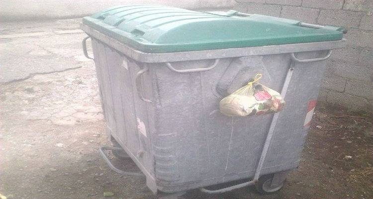 Μεταχειρισμένα ρούχα για τους απόρους της Λήμνου σε κάδους των χωριών (photos)