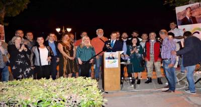 &Eta; &Lambda;ή&mu;&nu;&omicron;&sigmaf; &Mu;&pi;&rho;&omicron;&sigma;&tau;ά: &laquo;Ό&lambda;&omicron;&iota; &mu;&alpha;&zeta;ί &sigma;&upsilon;&nu;&epsilon;&chi;ί&zeta;&omicron;&upsilon;&mu;&epsilon; &tau;&eta;&nu; &pi;&rho;&omicron;&sigma;&pi;ά&theta;&epsilon;&iota;&alpha; &mu;&alpha;&sigmaf;&raquo;