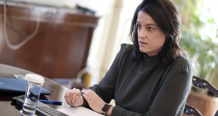 &Kappa;&epsilon;&rho;&alpha;&mu;έ&omega;&sigmaf;: &Sigma;&epsilon;&nu;ά&rho;&iota;&alpha; &gamma;&iota;&alpha; &pi;&alpha;&rho;ά&tau;&alpha;&sigma;&eta; &tau;&eta;&sigmaf; &sigma;&chi;&omicron;&lambda;&iota;&kappa;ή&sigmaf; &chi;&rho;&omicron;&nu;&iota;ά&sigmaf; | &Epsilon;&xi;&epsilon;&tau;ά&zeta;&epsilon;&tau;&alpha;&iota; &eta; &mu;&epsilon;ί&omega;&sigma;&eta; ύ&lambda;&eta;&sigmaf;, &tau;&iota; &theta;&alpha; &gamma;ί&nu;&epsilon;&iota; &mu;&epsilon; &tau;&iota;&sigmaf; &Pi;&alpha;&nu;&epsilon;&lambda;&lambda;ή&nu;&iota;&epsilon;&sigmaf;
