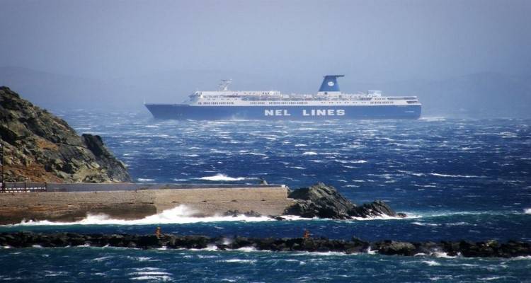 Δεμένο στο Λαύριο κρατούν τα μποφόρ το «Ταξιάρχης»