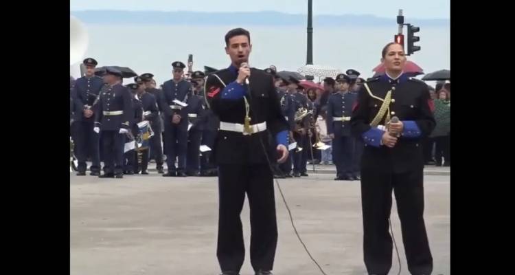 &Eta; &mu;&pi;ά&nu;&tau;&alpha; &tau;&omicron;&upsilon; &Pi;&omicron;&lambda;&epsilon;&mu;&iota;&kappa;&omicron;ύ &Nu;&alpha;&upsilon;&tau;&iota;&kappa;&omicron;ύ &tau;&rho;&alpha;&gamma;&omicron;ύ&delta;&eta;&sigma;&epsilon; &Gamma;&iota;ώ&rho;&gamma;&omicron; &Mu;&alpha;&zeta;&omega;&nu;ά&kappa;&eta; &sigma;&tau;&eta;&nu; &pi;&lambda;&alpha;&tau;&epsilon;ί&alpha; &Alpha;&rho;&iota;&sigma;&tau;&omicron;&tau;έ&lambda;&omicron;&upsilon;&sigmaf; &sigma;&tau;&eta; &Theta;&epsilon;&sigma;&sigma;&alpha;&lambda;&omicron;&nu;ί&kappa;&eta;, &delta;&epsilon;ί&tau;&epsilon; &beta;ί&nu;&tau;&epsilon;&omicron;